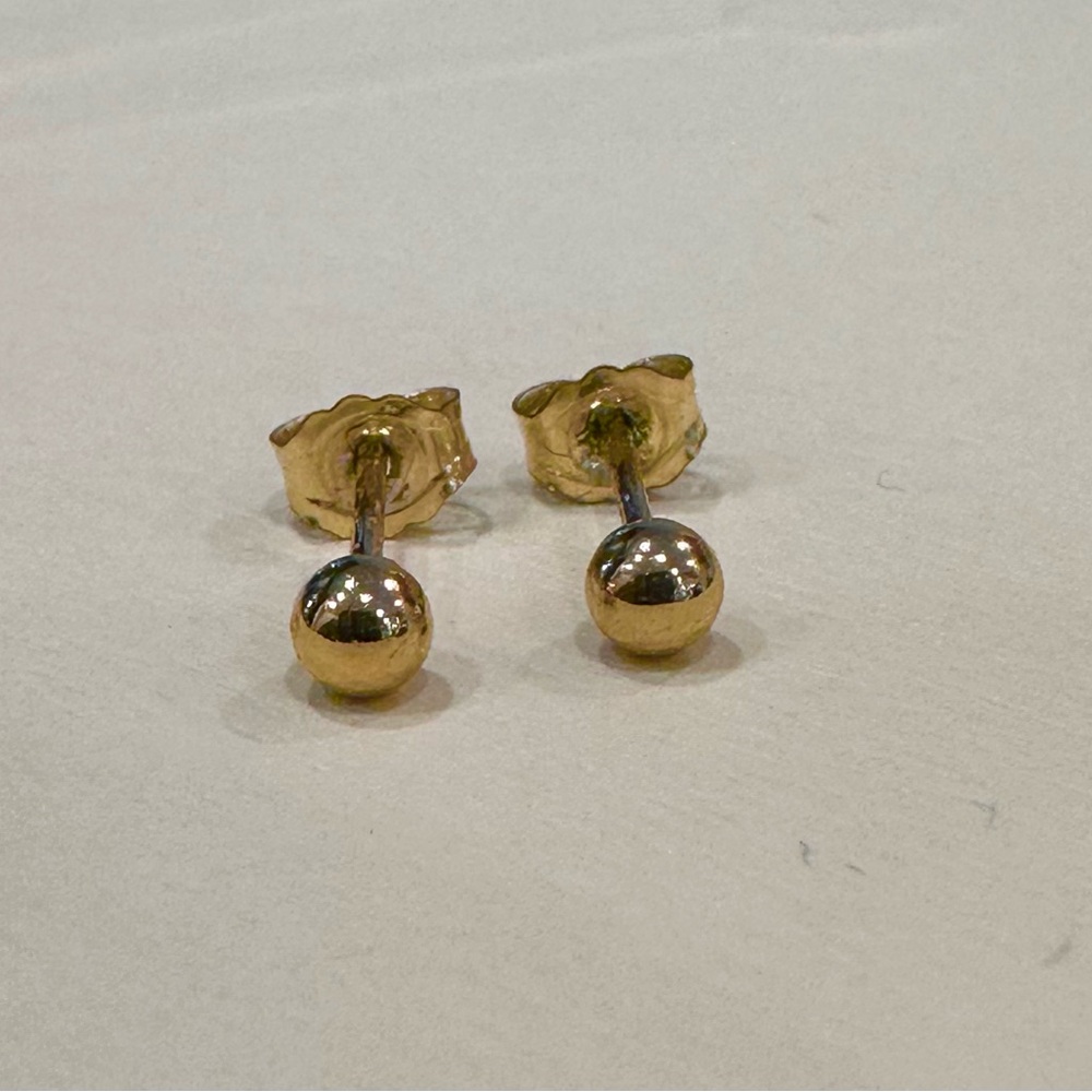 Classic 14 k Gold Ball Stud Earrings